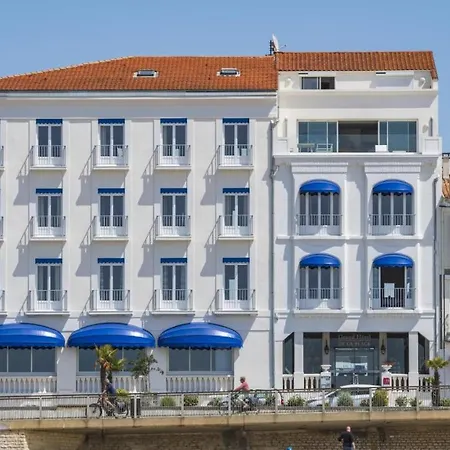 Cerise - Le Grand De La 3*